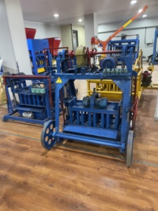 Máquina de bloques de cemento para la fabricación de ladrillos huecos o ladrillos entrelazados adecuados para procesar bloques de materiales de construcción - Product Image 5