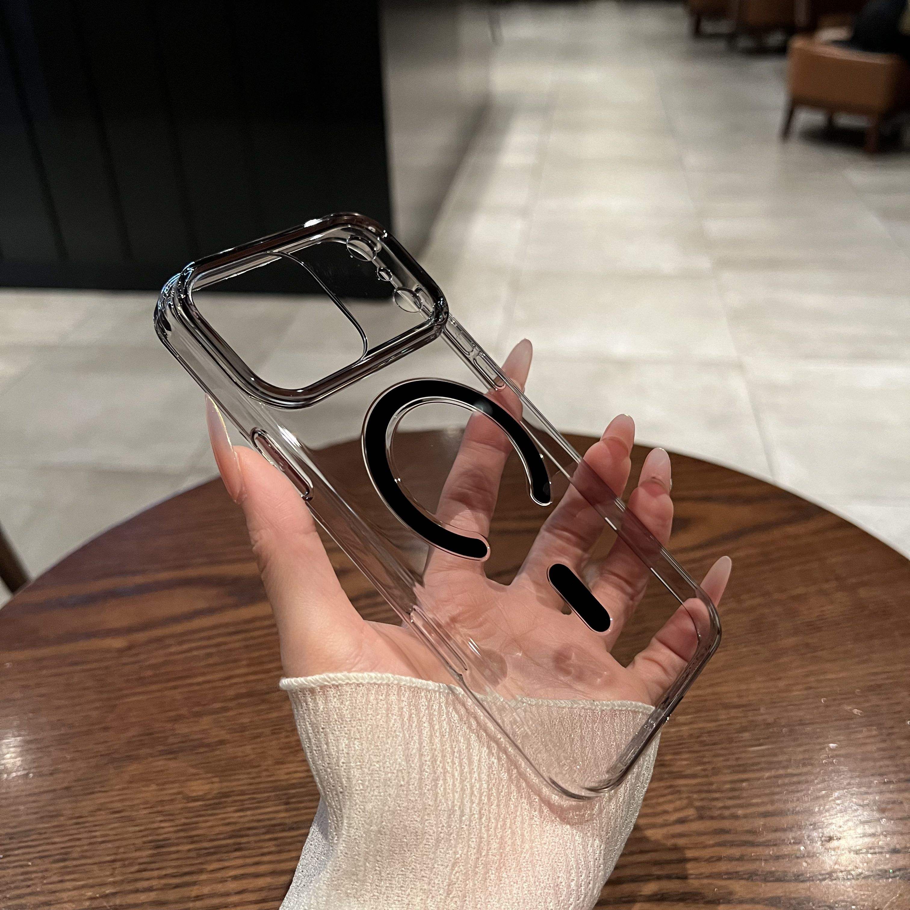 สีดำโปร่งแสง