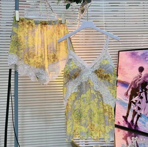 女式夏季凉爽透气睡裙套装批发尼龙缎带蕾丝吊带光滑拼接女式睡衣