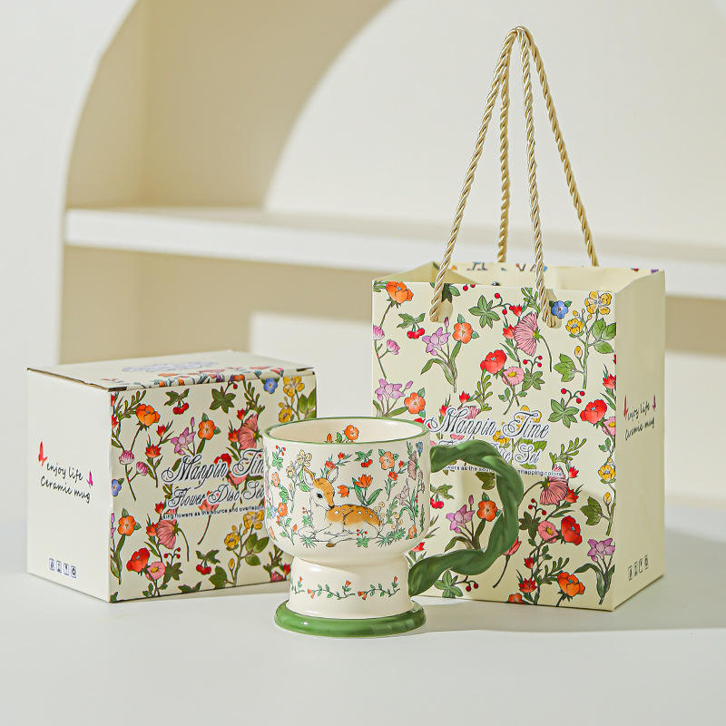 Tasse de fauve buisson vert de fleur (tenu dans la main)