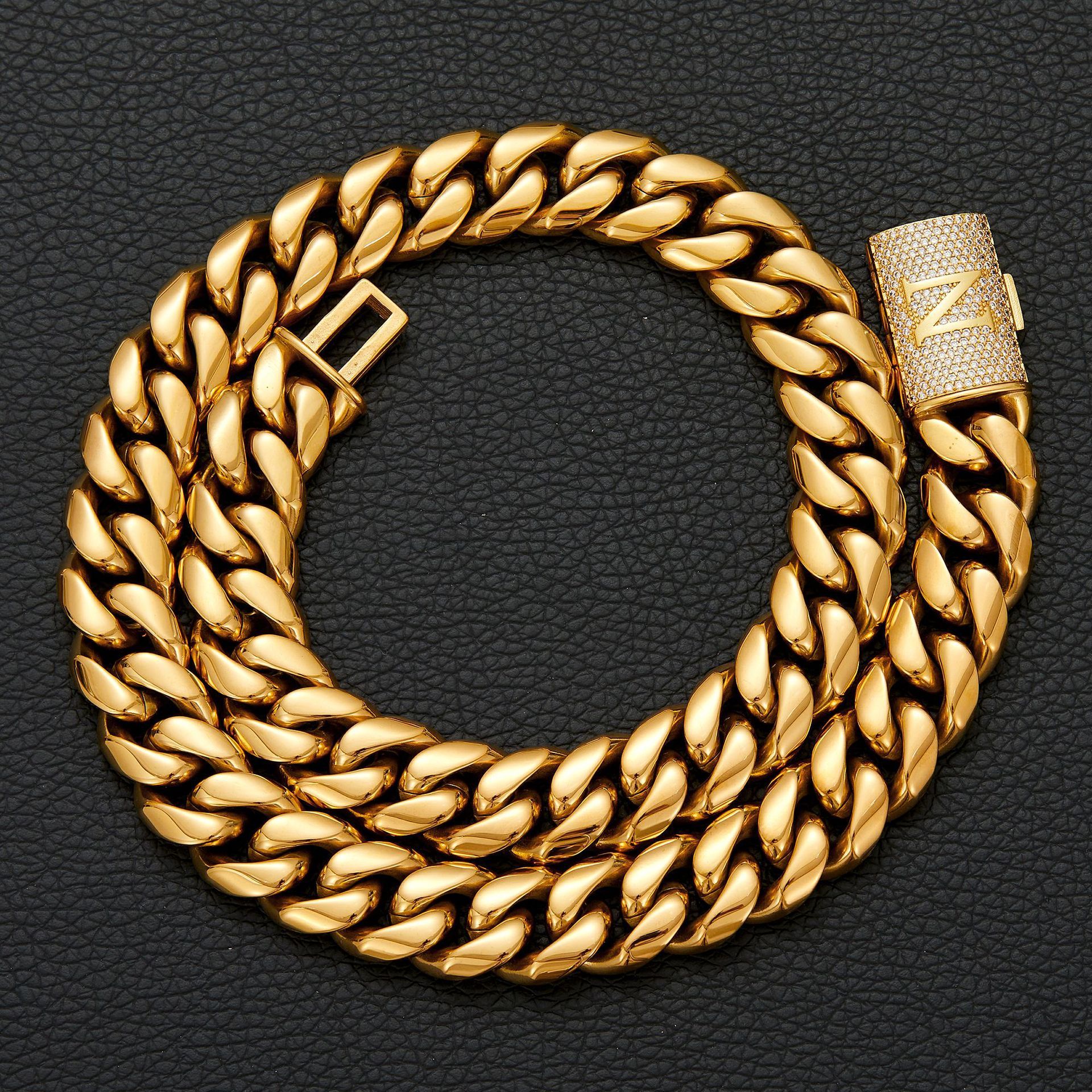 Hebilla dorada con letra N
