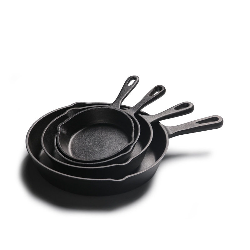 Poêle à frire noire à fond simple