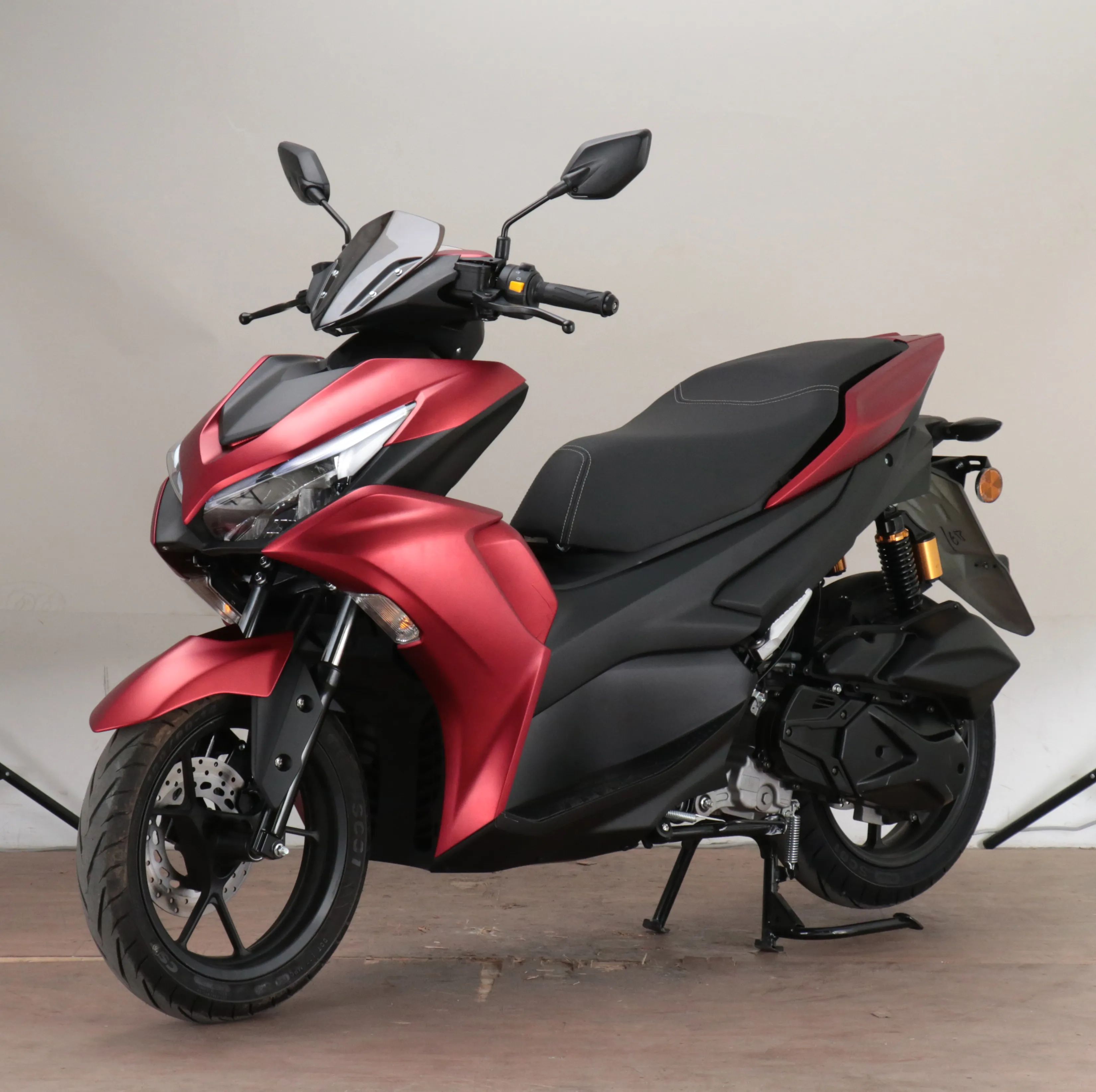 Scooter à gaz Moto haute vitesse NVX 150cc CKD avec EFI avec Euro 4 de bonne qualité
