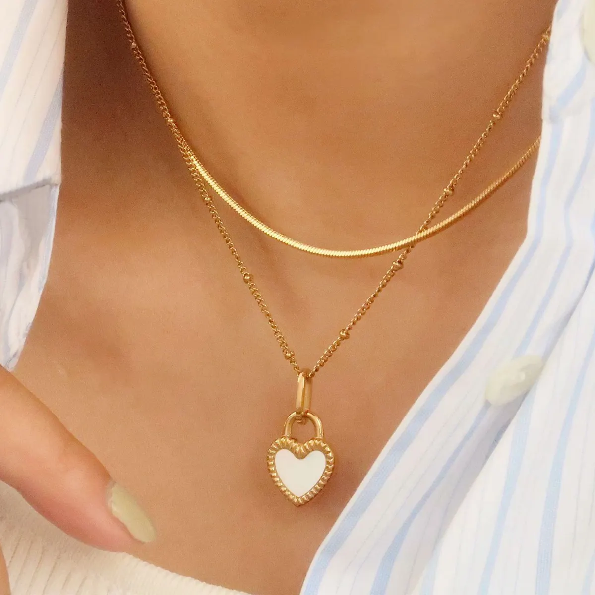 Collar minimalista de acero inoxidable chapado en oro de 18k para mujer, joyería femenina, collar con colgante de corazón pequeño de concha blanca