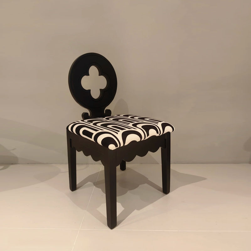 Motif écho noir et blanc - chaise trèfle à quatre feuilles gris-noir