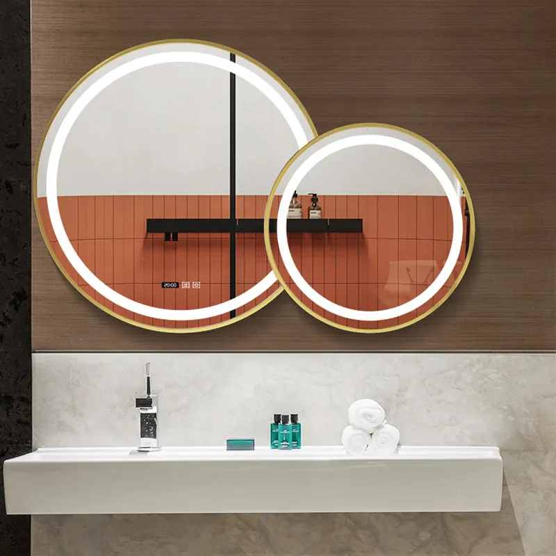 O hotel luxuoso do espelho do banheiro conduzido banheiro comfaz o espelho com luz conduzida