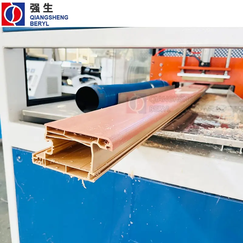 Fornitore cinese di WPC PVC UPVC finestra di plastica e telaio della porta profilo di produzione linea di estrusione che fa macchinari