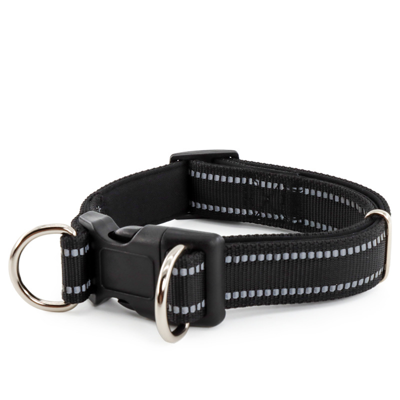 Collier réfléchissant noir à double anneau en D