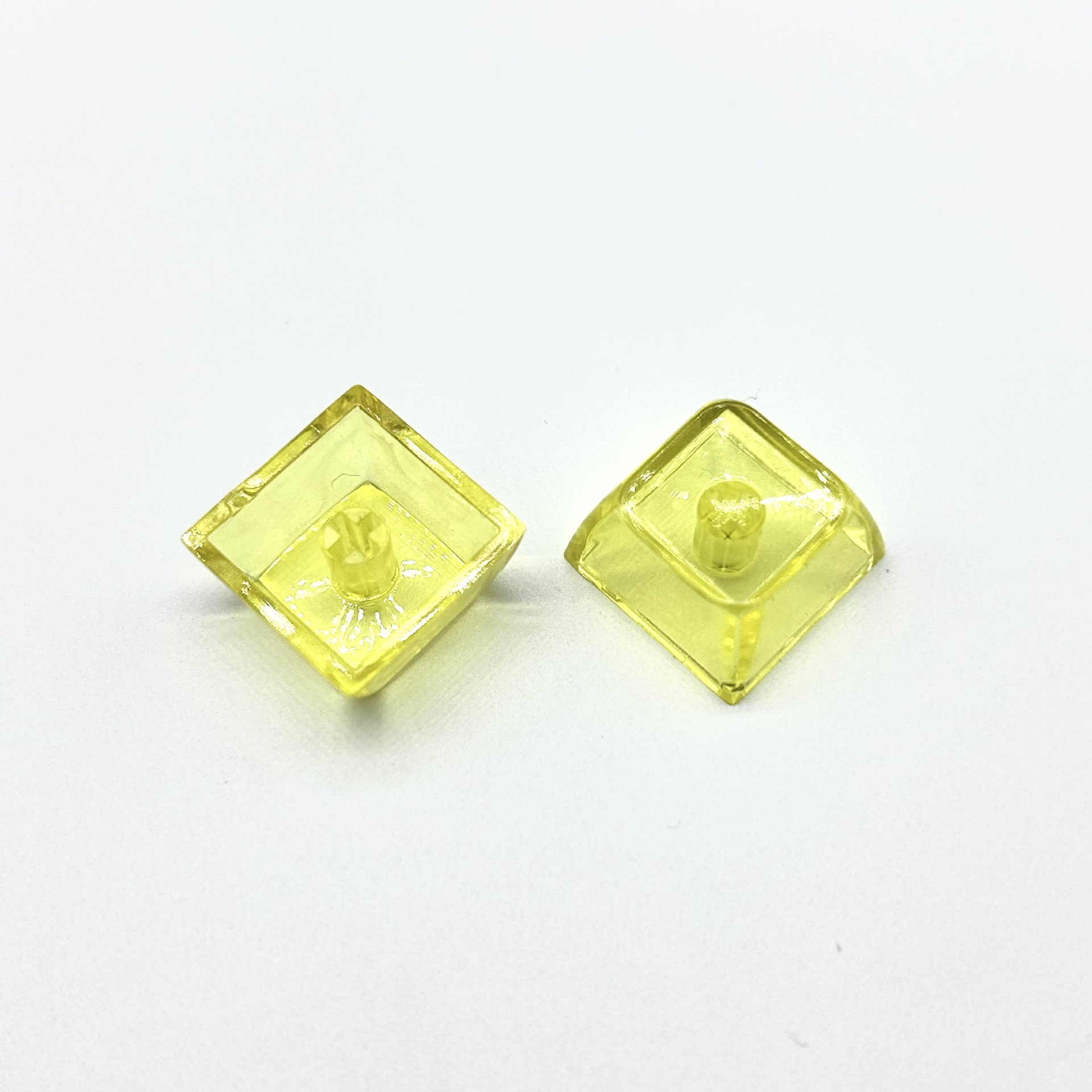 สีเหลืองสดใส