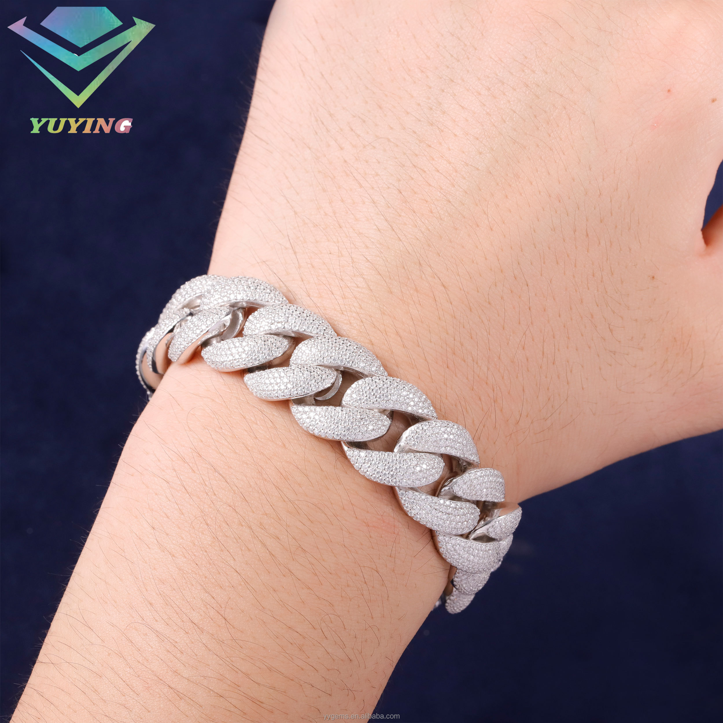 สร้อยข้อมือคิวบันโค้งสีขาว ขนาด 18 มม.