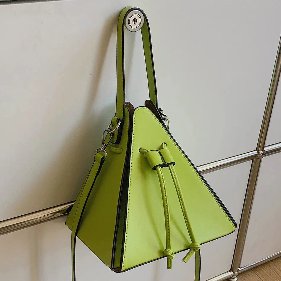 Bolsa de mão triangular feminina pequena com alça fofa para mulheres, cor doce e curta, bolsa de mão feminina trendy