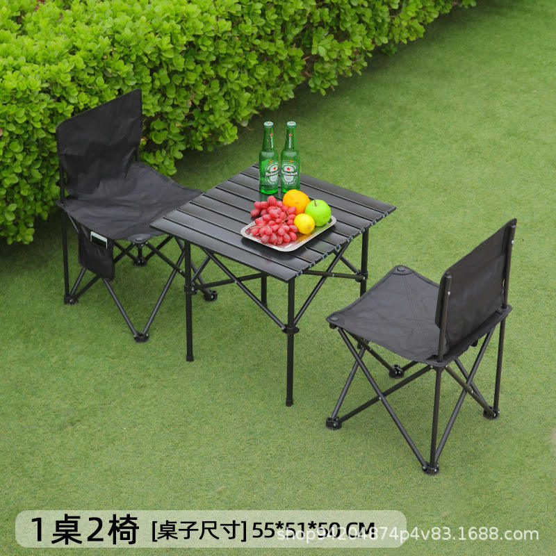 Table carrée noire et 2 chaises