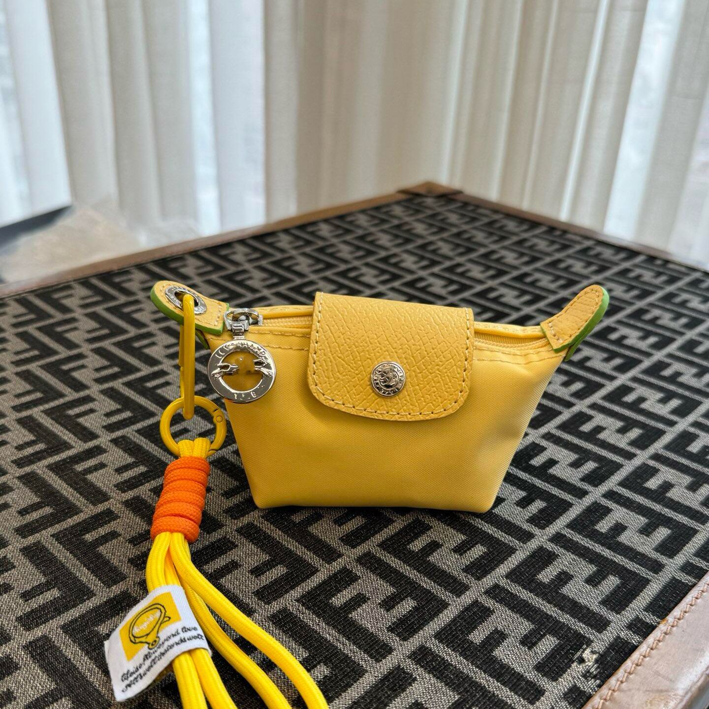 Portefeuille zéro blé jaune avec lanière