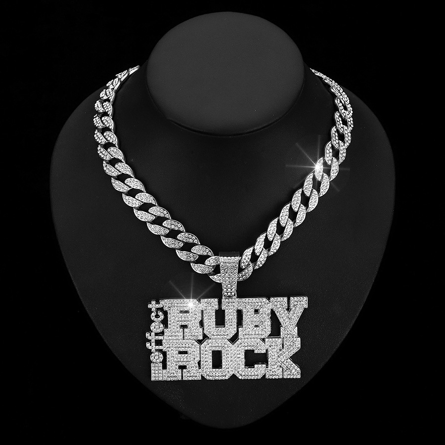 Un pendentif en argent avec une chaîne cubaine de 18 pouces
