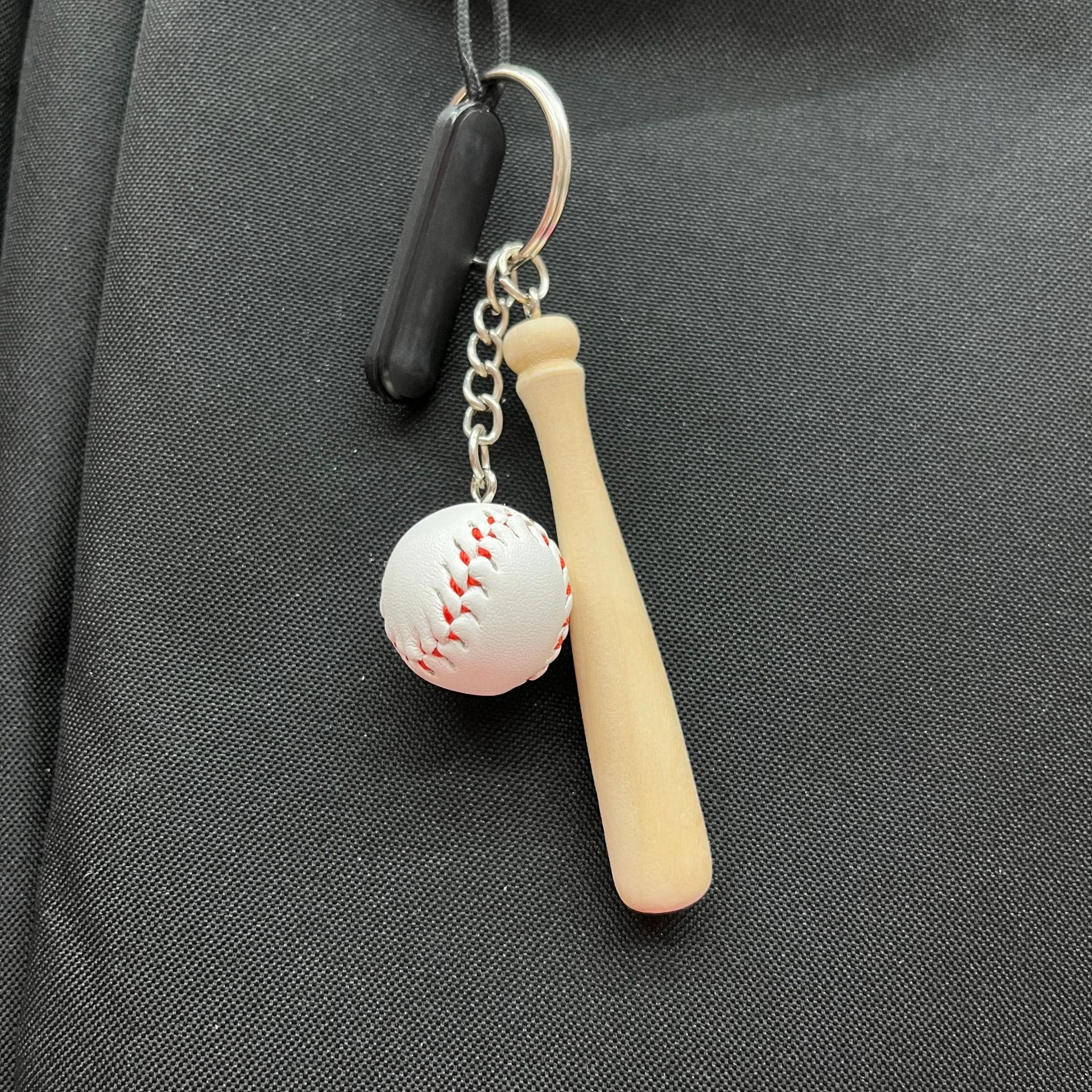 Bate de béisbol blanco de 2 cm, bate de 7.5 cm.