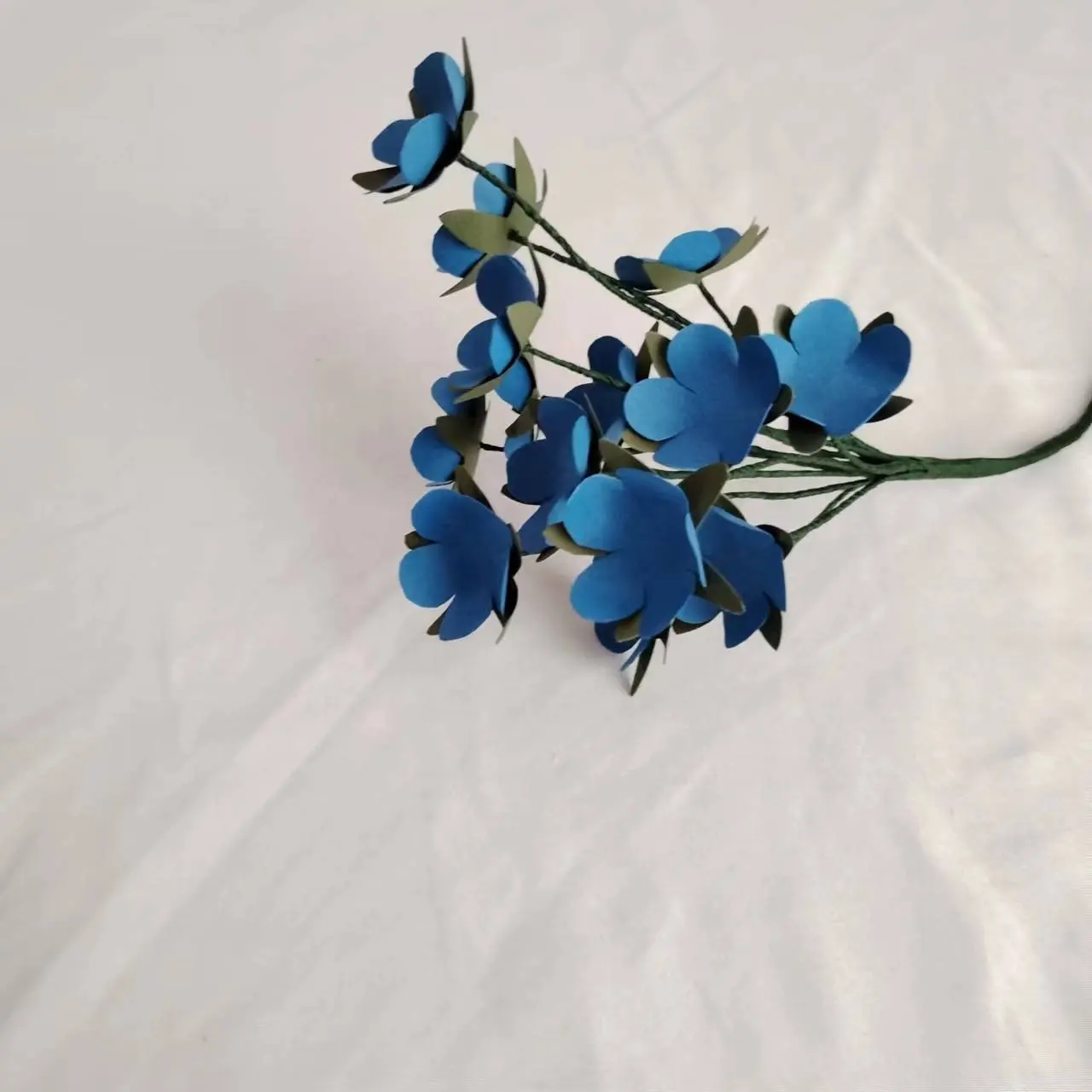 Pequeñas flores de papel azules material de papel flores artificiales decoración de fiesta venta directa de fábrica
