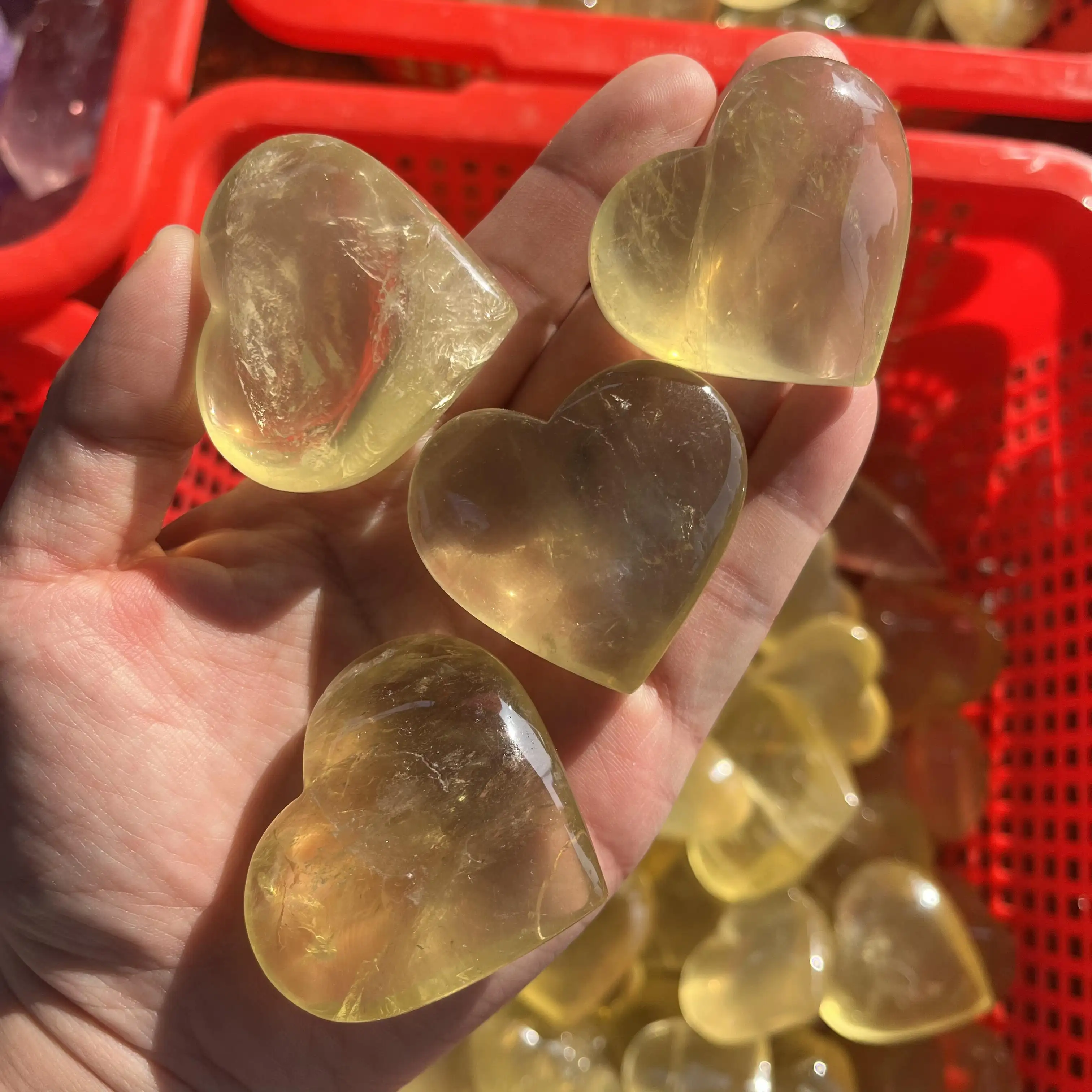 Cristalli naturali all'ingrosso che curano i cuori di citrino pietre di quarzo a forma di cuore di cristallo di citrino giallo per i regali di souvenir di nozze