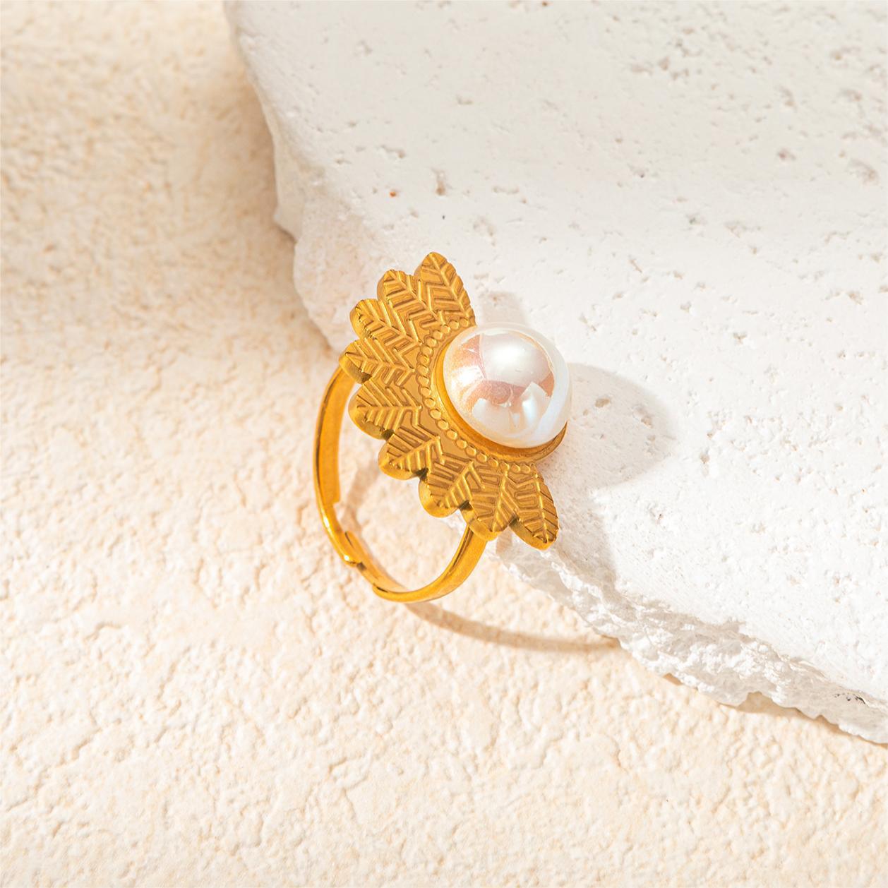 Anillo de perla grande con flor semicircular