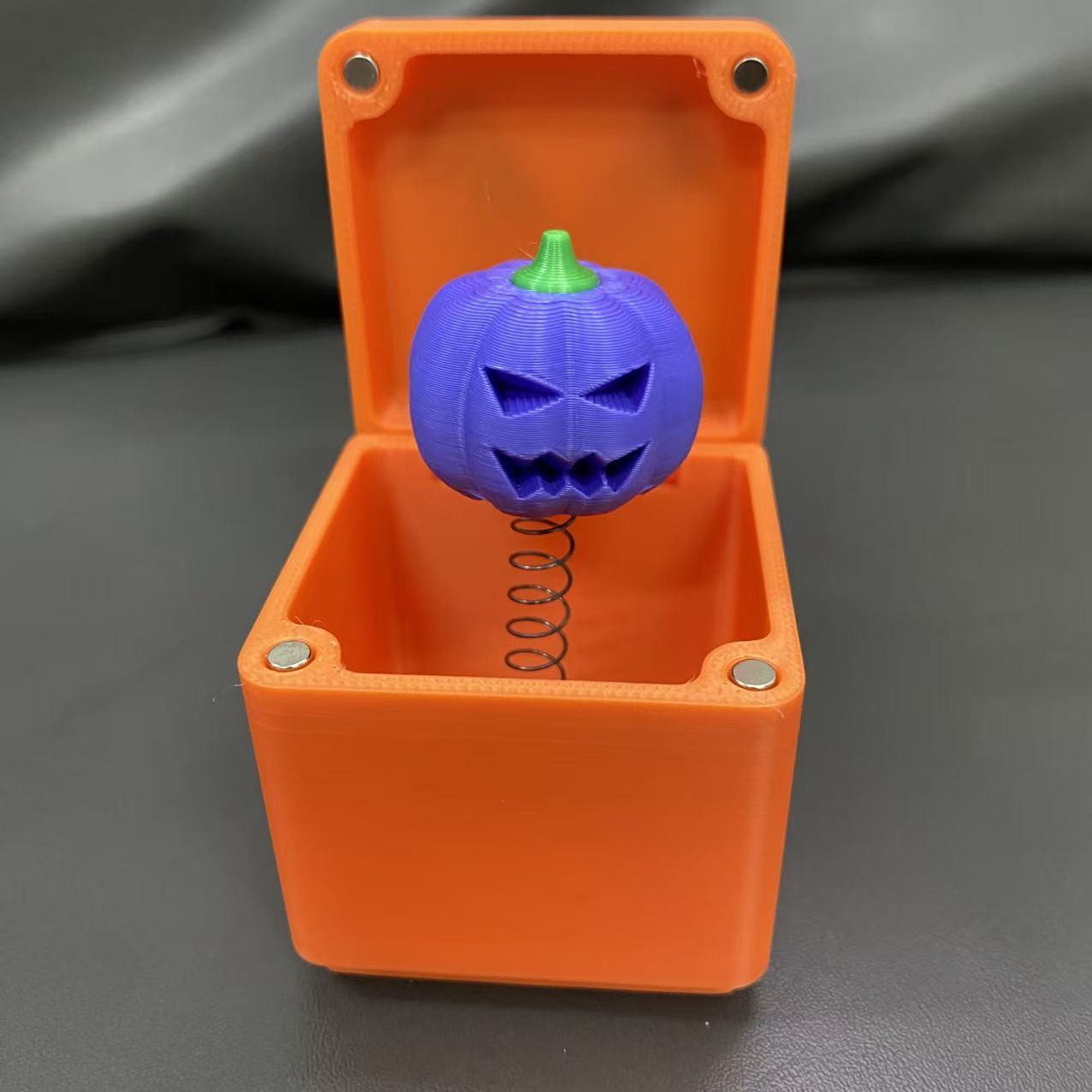 Scatola regalo a sorpresa zucca viola di Halloween