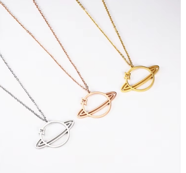 Collana con pendente Saturno