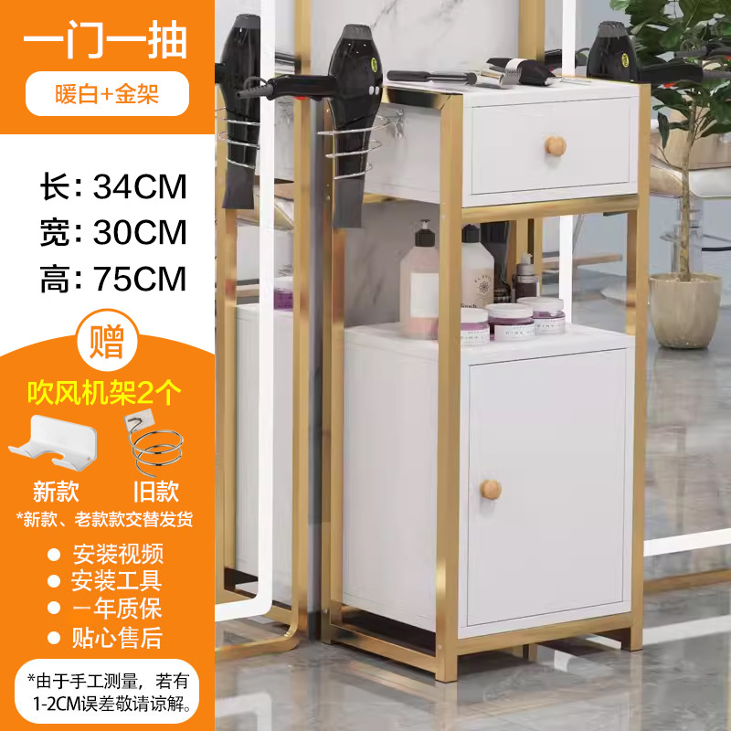 Une porte, un cadre doré, blanc chaud