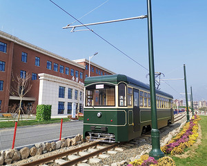 路面電車トロリーカー電気駆動の公共輸送車両の電力は、オーバーヘッドワイヤーから供給されます。