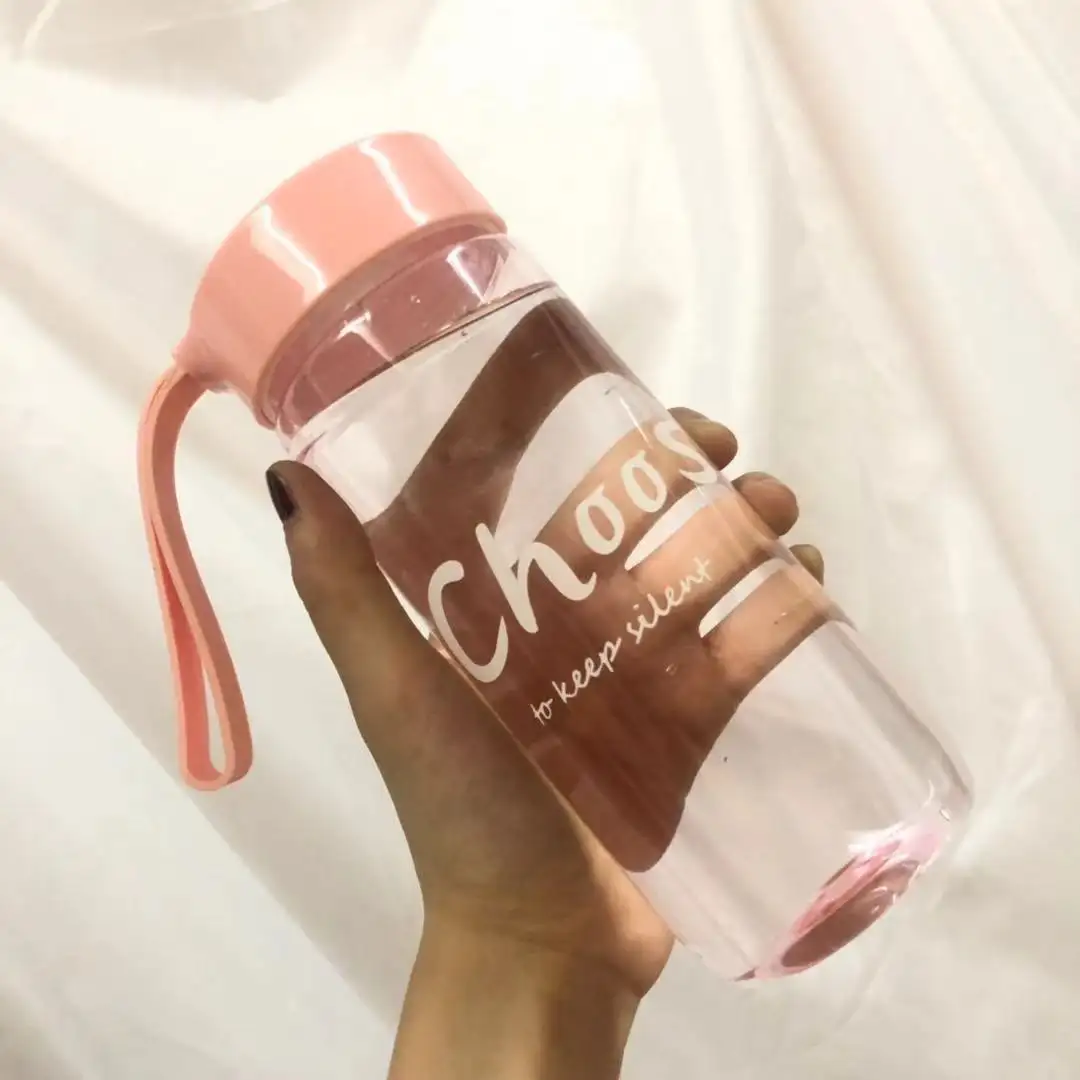 फ्रॉस्टेड प्लास्टिक पानी की बोतलें आउटडोर स्पोर्ट्स पोर्टेबल डायरेक्ट ड्रिंकिंग बोतल रस्सी के साथ सरलता शैली प्लास्टिक ड्रिंकिंग बोतल