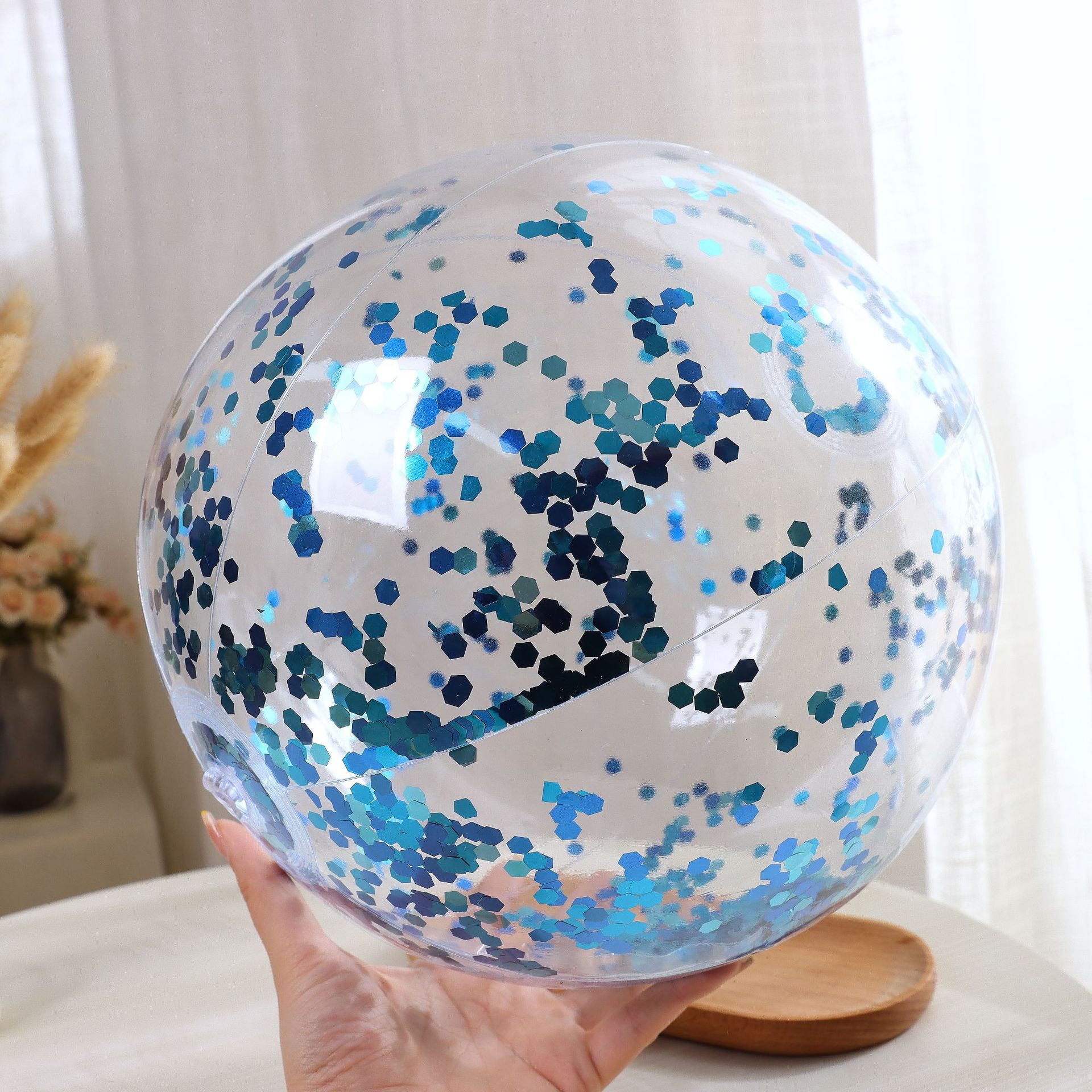 Pelota de playa azul brillante de 30 cm después de inflar