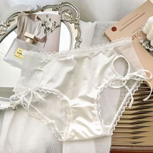 薄い通気性のあるヌードは夏の純粋な欲望を感じます女性のパンティーを介してオープン