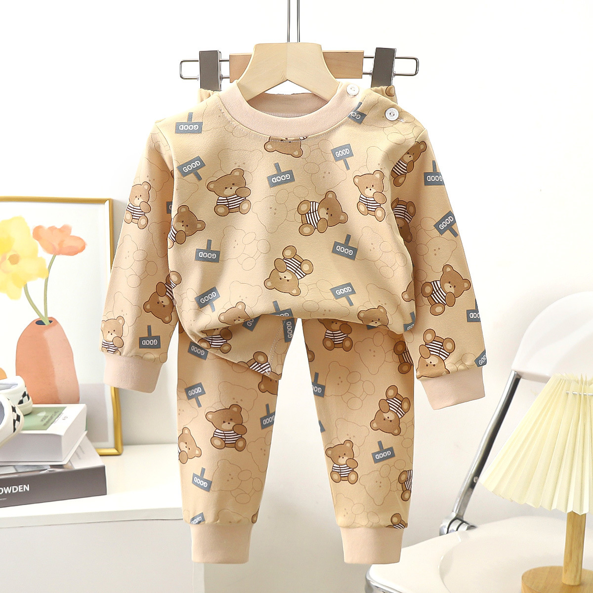 Set autunnale C09: abbigliamento e pantaloni color kaki con orsetto