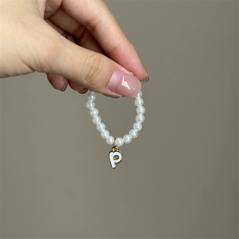 Collar de perlas con letra "P"