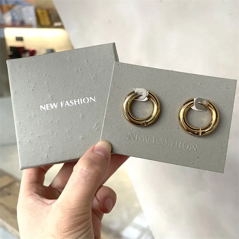 Etichette di carta per esposizione di gioielli di lusso carta di imballaggio con Logo di stampa personalizzata per orecchini a cerchio