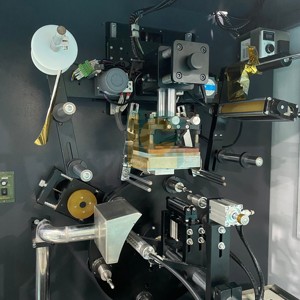 Completamente Servo macchina automatica della stampa di calore per il tappo del tubo della penna della bottiglia del barilotto della stagnola calda di timbratura con il carico e lo scarico automatici - Product Image 2
