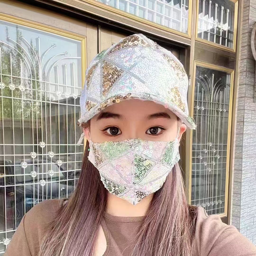 Casquette blanche en maille à carreaux pailletée + masque blanc.