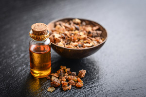 Üst sınıf saf doğal frankincense ve myrrh yağı toptan 9000-45-7 masaj uçucu yağ myrrh yağı - Product Image 3