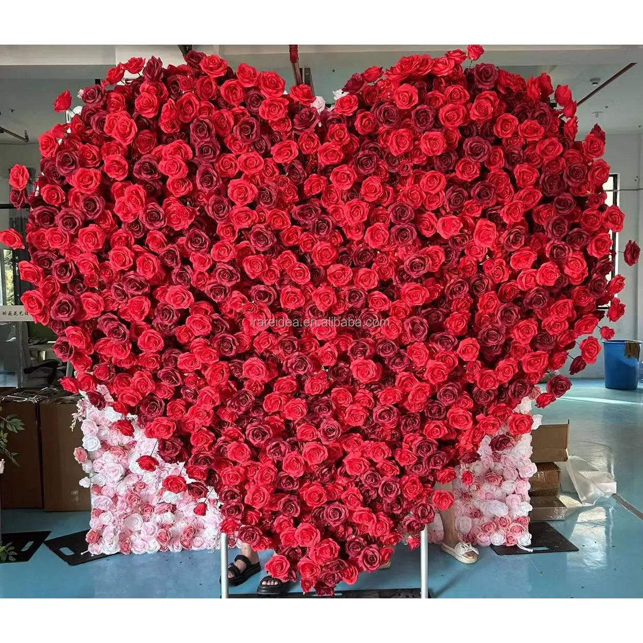 Latar belakang bunga mawar merah sutra menggulung bentuk hati latar belakang dinding bunga buatan untuk dekorasi panggung acara pernikahan