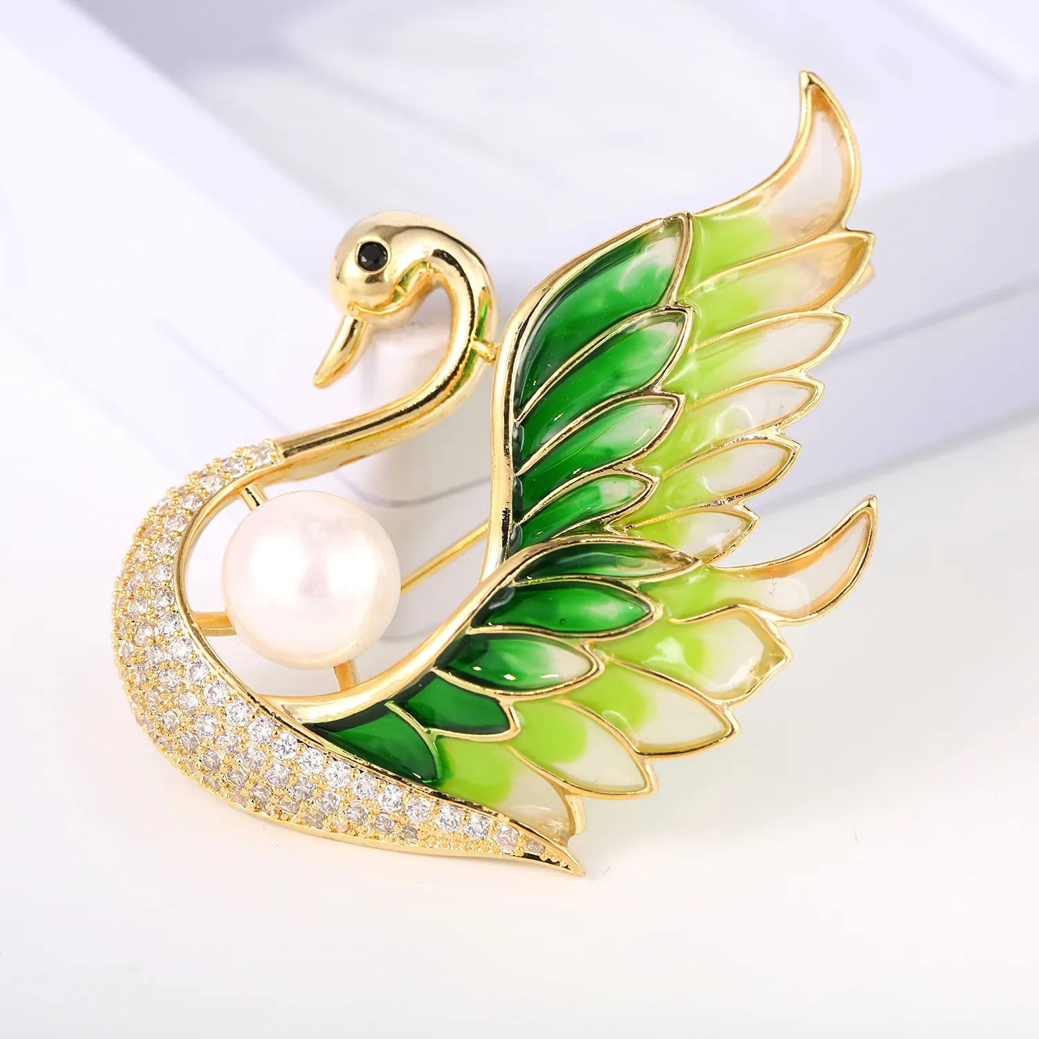 Broche de cristal de cisne verde con estilo personalizado, aleación de perlas de diamantes de imitación con concha de cobre para mujeres, fiestas, bodas, regalos para niños