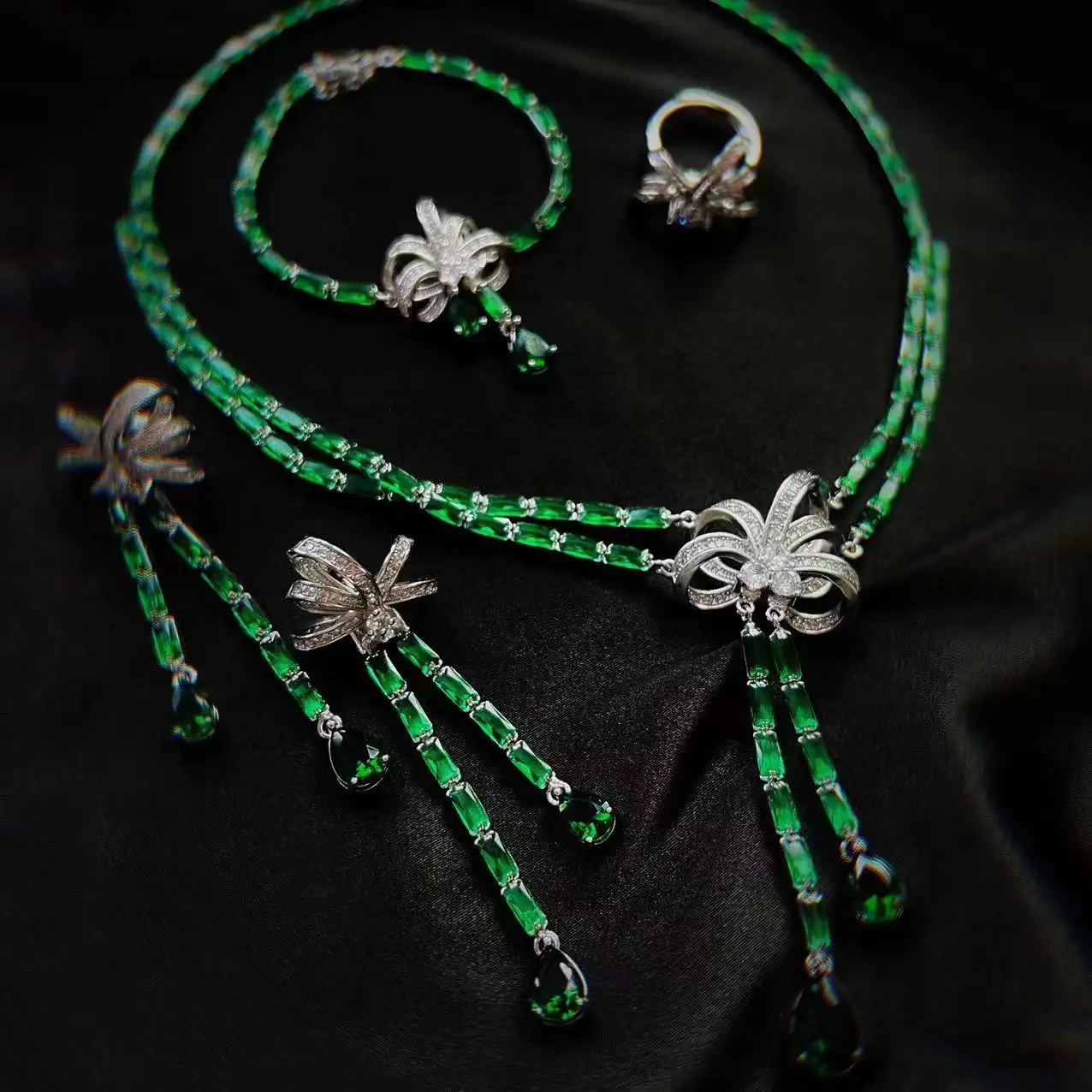 Delicado luxo jóias conjuntos de boa qualidade cheio diamante brincos arco esmeralda colar brilhante verde diamante pulseira anel aberto conjunto