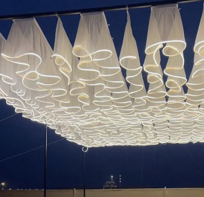 Fil blanc sans bande lumineuse.