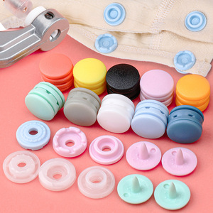 Botones personalizados de plástico con botón a presión en relieve de alta calidad con logotipo para ropa - Product Image 1