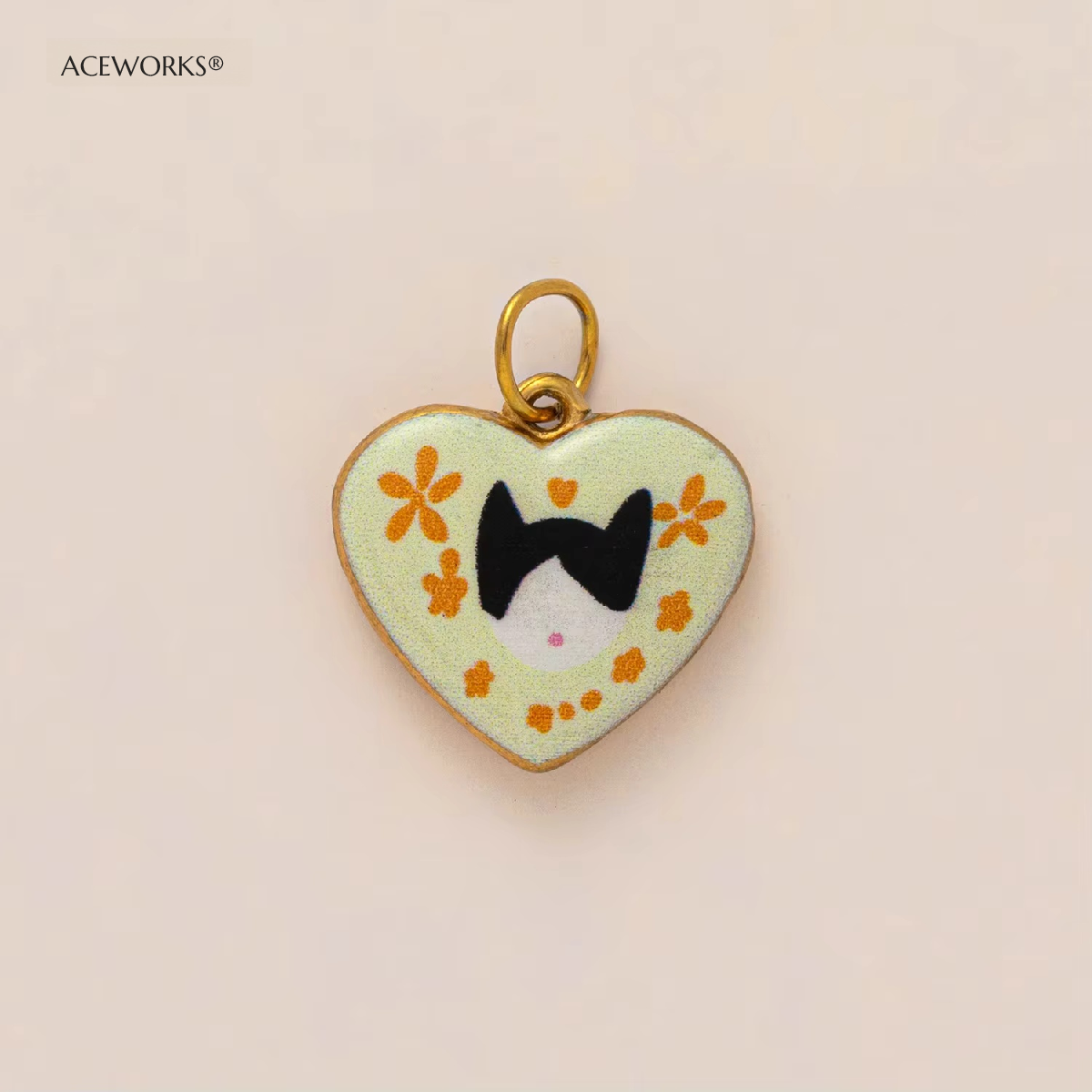 Amuleto de gatito floral