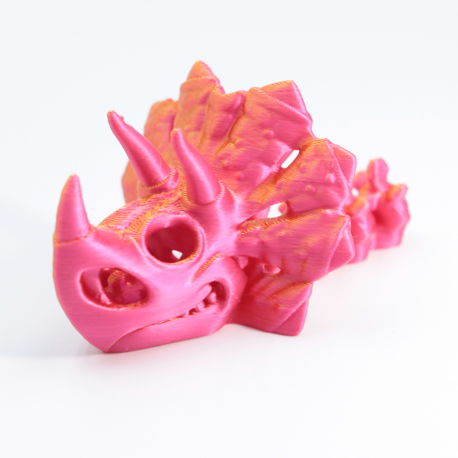 Colgante de triceratops rojo y dorado de 8,5 cm