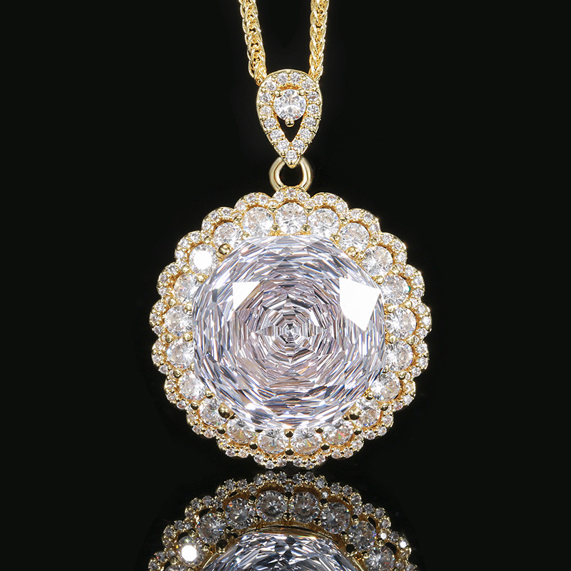 Pendentif en or blanc et diamants avec chaîne vénitienne