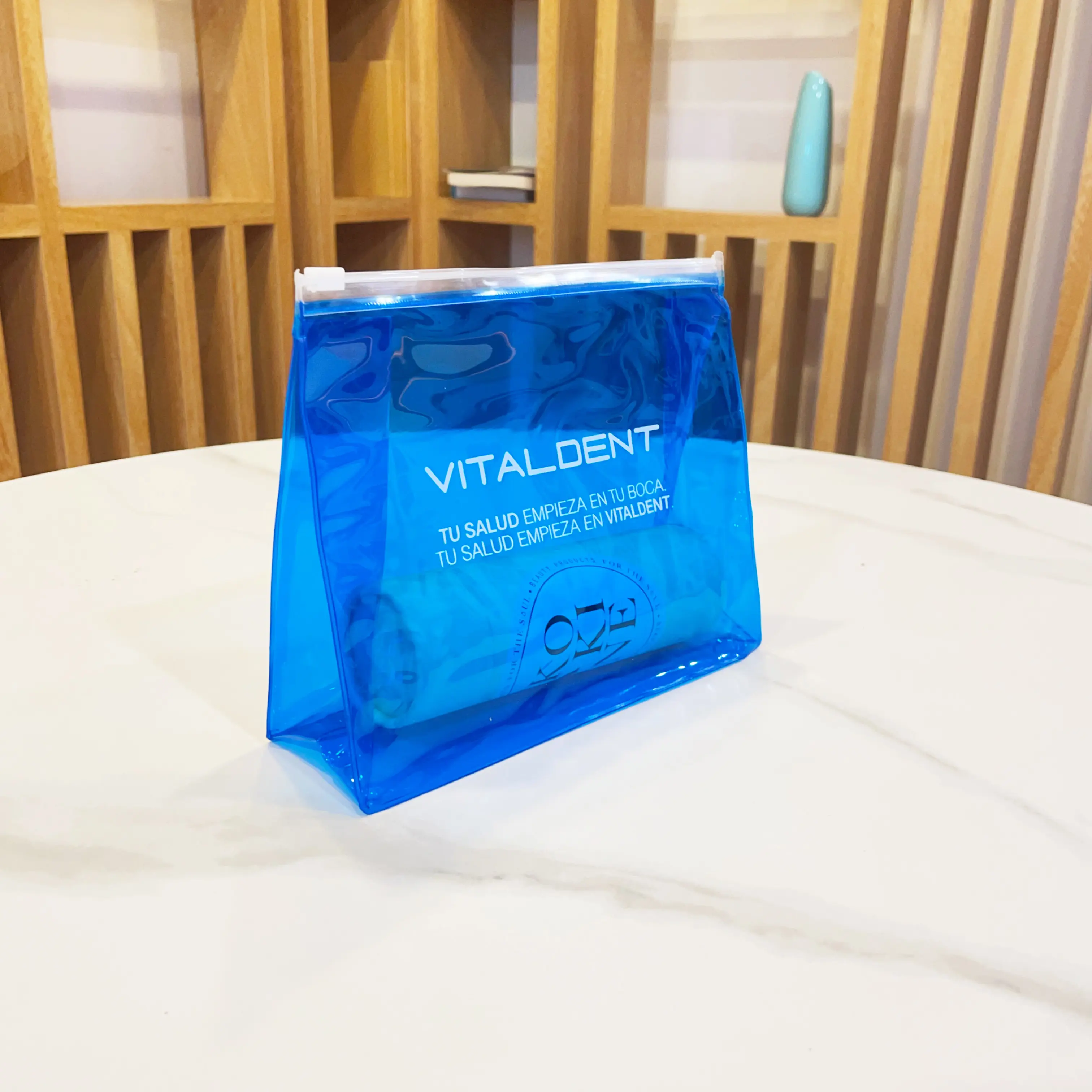 सौंदर्य प्रसाधन व्यवसाय के लिए अनुकूलित लोगो स्पष्ट नीला पीवीसी जिपर बैग यात्रा जलरोधक पैकेजिंग पारदर्शी प्लास्टिक स्टैंड अप पाउच