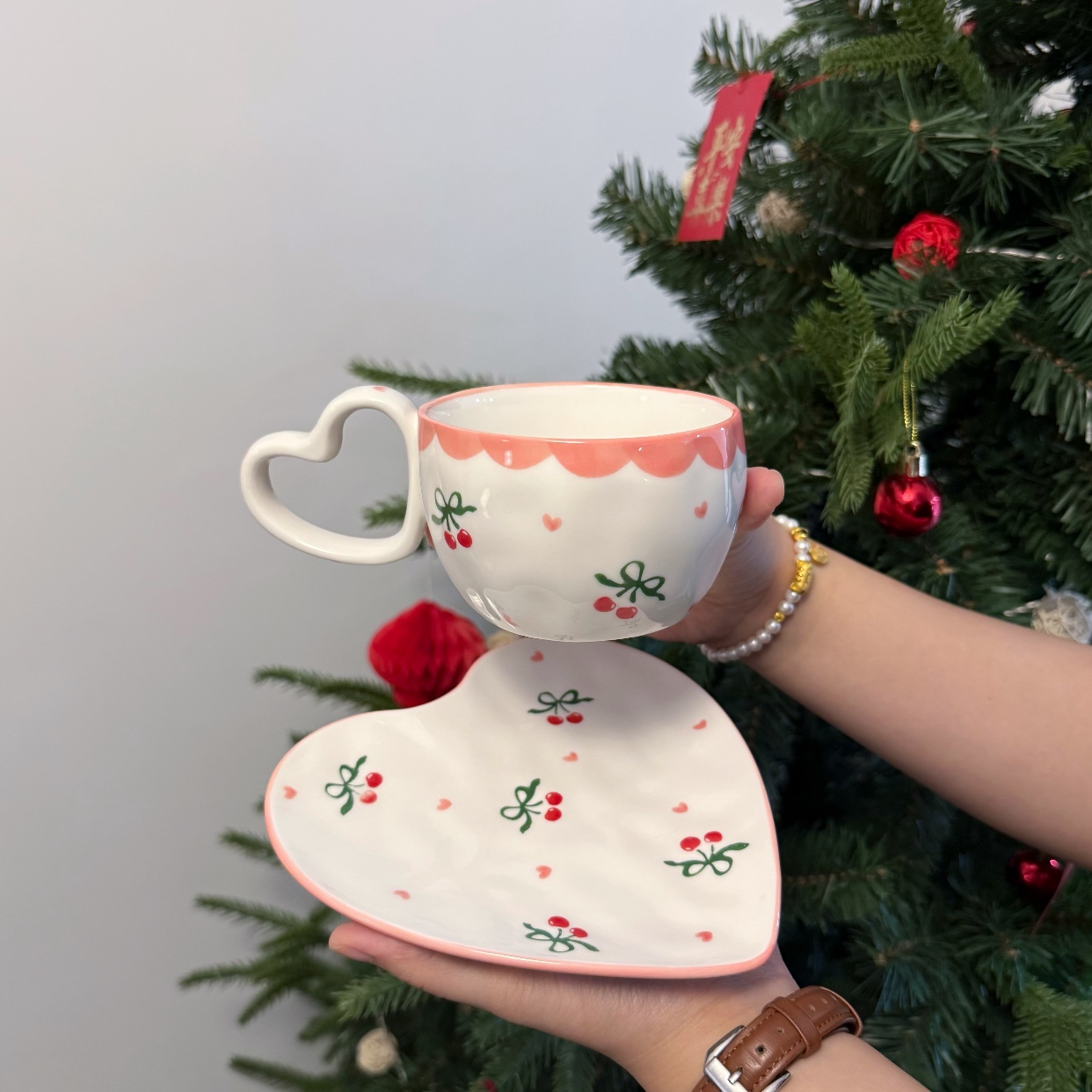 Tasse cœur cerise à bord rose 280ml avec soucoupe cœur assortie.