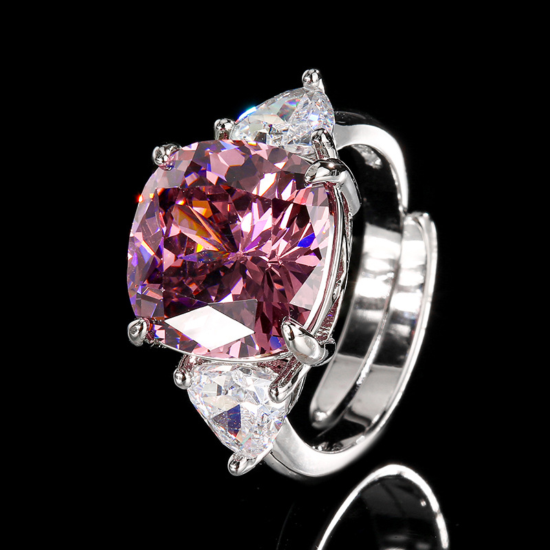 Bague nid d'oiseau ouverte, ornée de roses séchées.