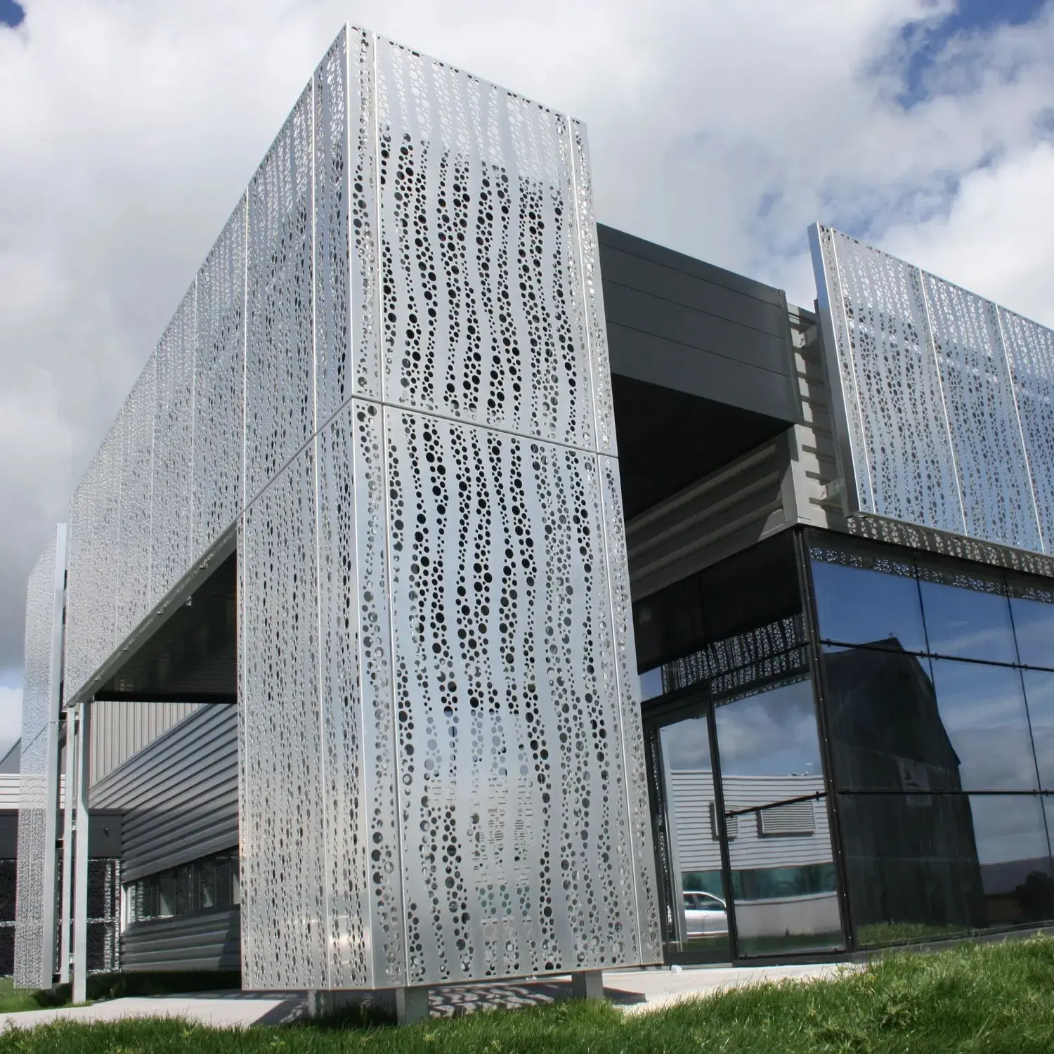 Panneau de façade en métal découpé au laser, panneau de façade en Aluminium perforé pour les bâtiments, décoration murale de rideau