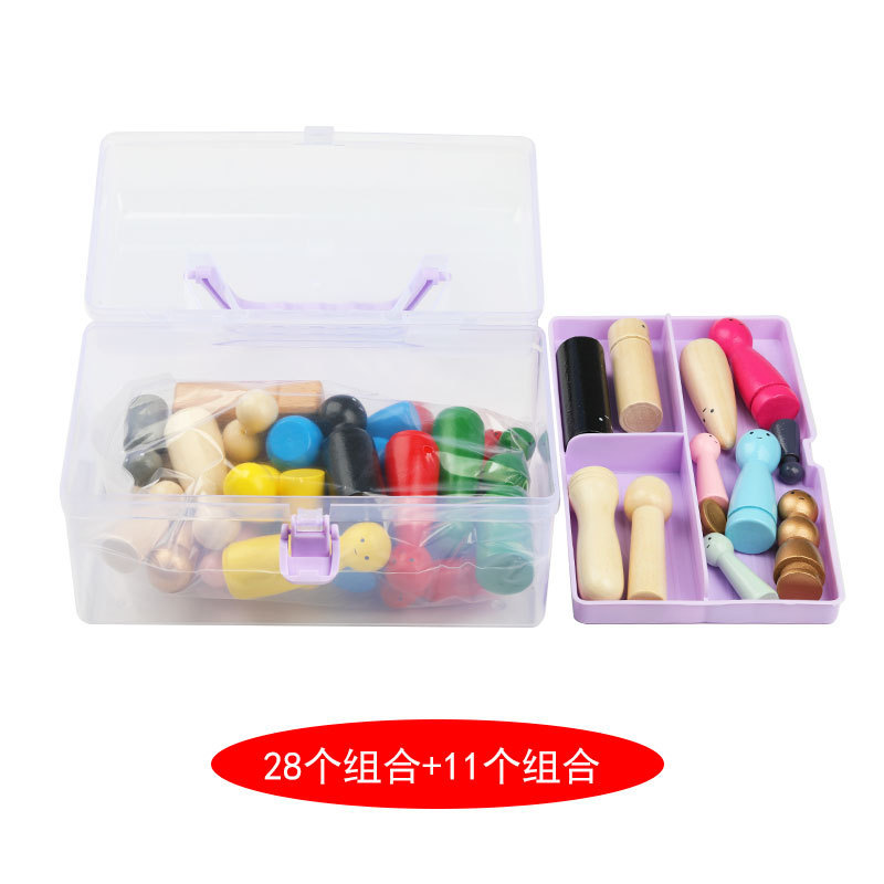 28 petites figurines en bois, 11 sets