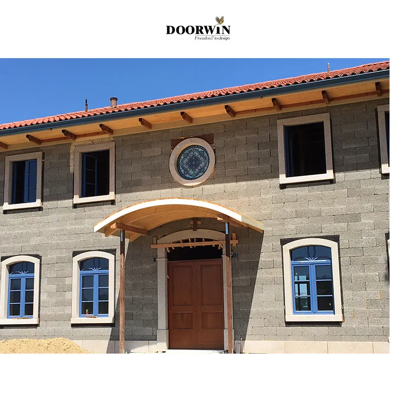 Projet résidentiel Doorwin en Californie Fenêtres populaires à battant à double vitrage avec grille en bois revêtue d'aluminium