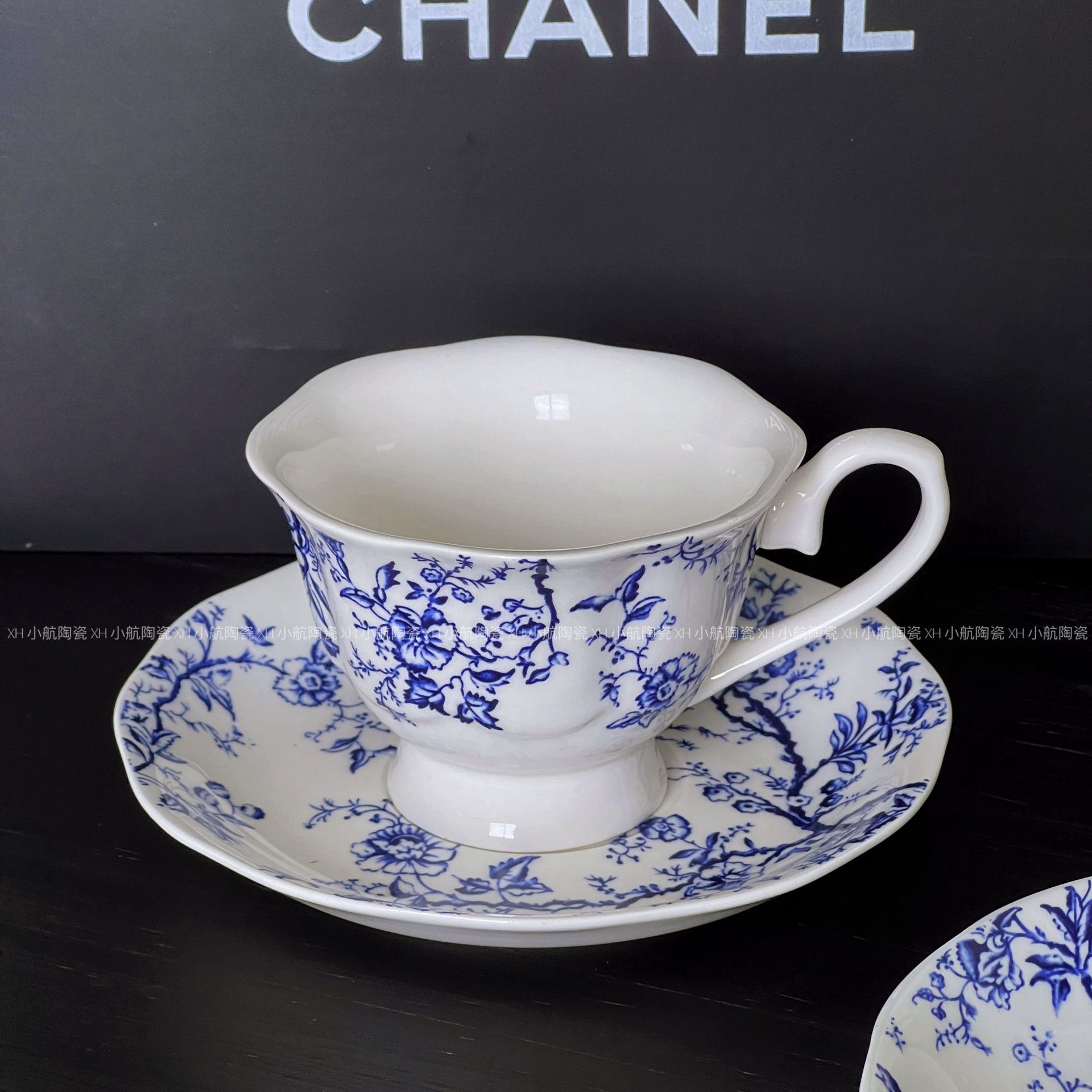 Tasse et soucoupe bleues et blanches